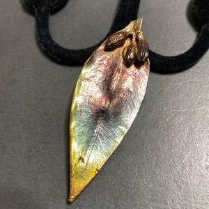 🖤HAWAII💕real Maile leaf brooch